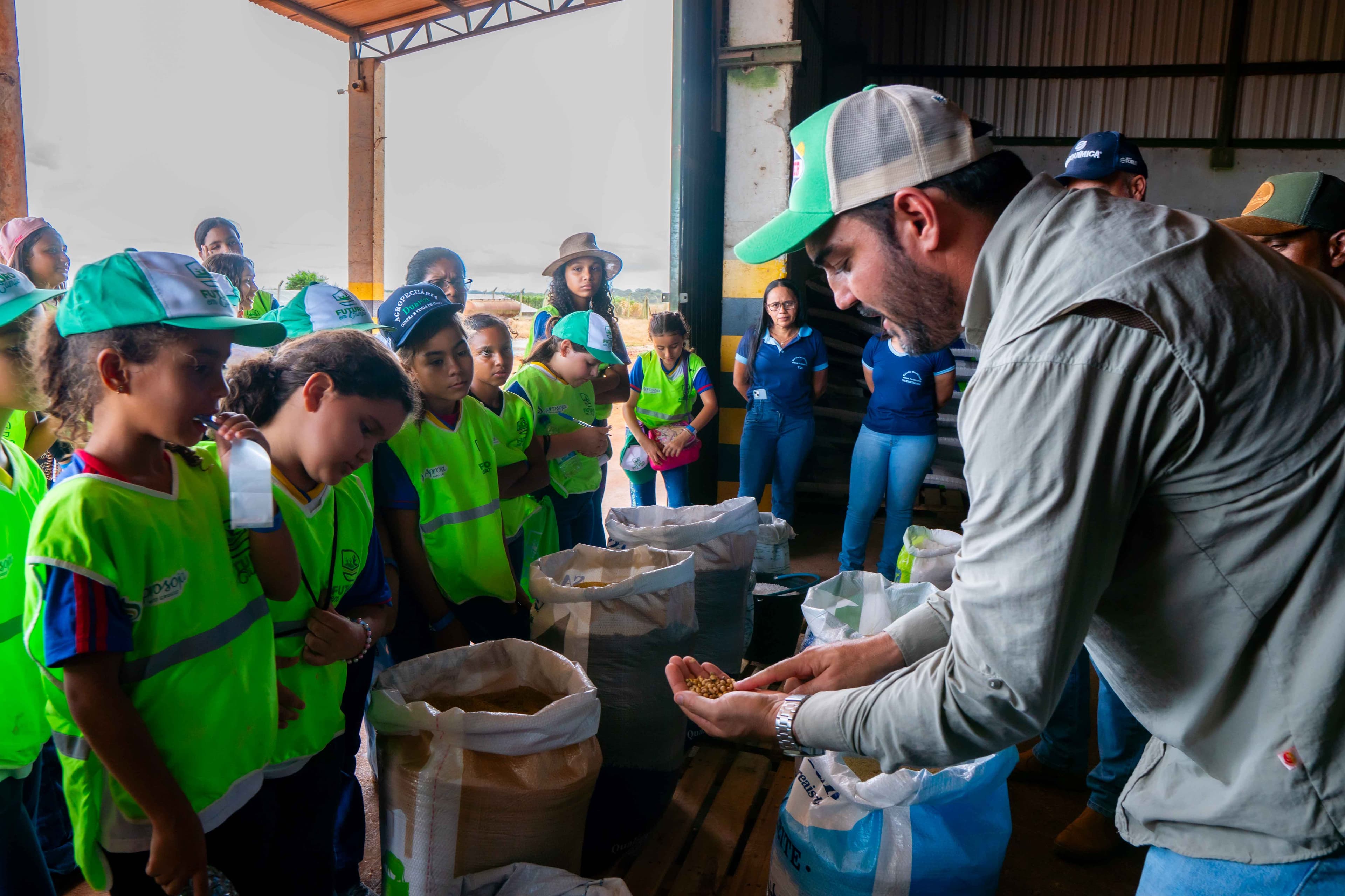 Primeira edição do Futuro em Campo reúne crianças de duas escolas de Porto Alegre do Norte